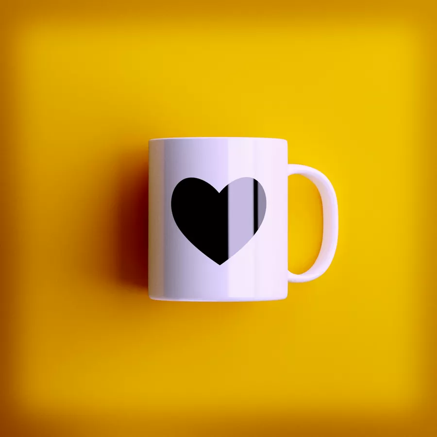 Caneca branca personalizada com estampa de coração sobre fundo amarelo